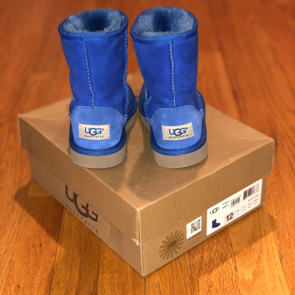 Toddler Girl Classic Short Ugg Boots - Picture 2 of 8